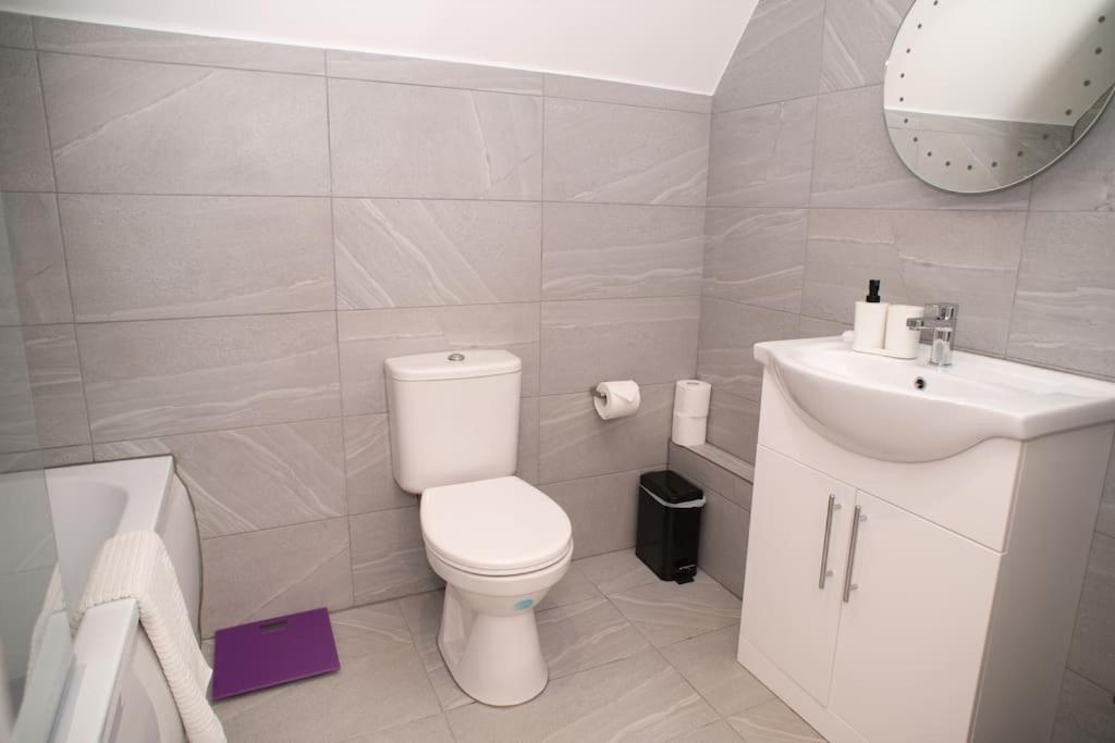 Orchid Lodge - Two Bed Generous Flat - Parking, Netflix, Wifi - Close To Blenheim Palace & Oxford - F4 Kidlington Dış mekan fotoğraf