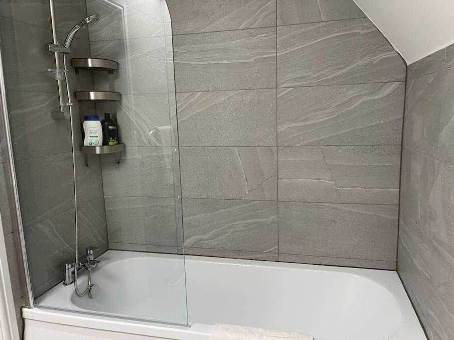 Orchid Lodge - Two Bed Generous Flat - Parking, Netflix, Wifi - Close To Blenheim Palace & Oxford - F4 Kidlington Dış mekan fotoğraf