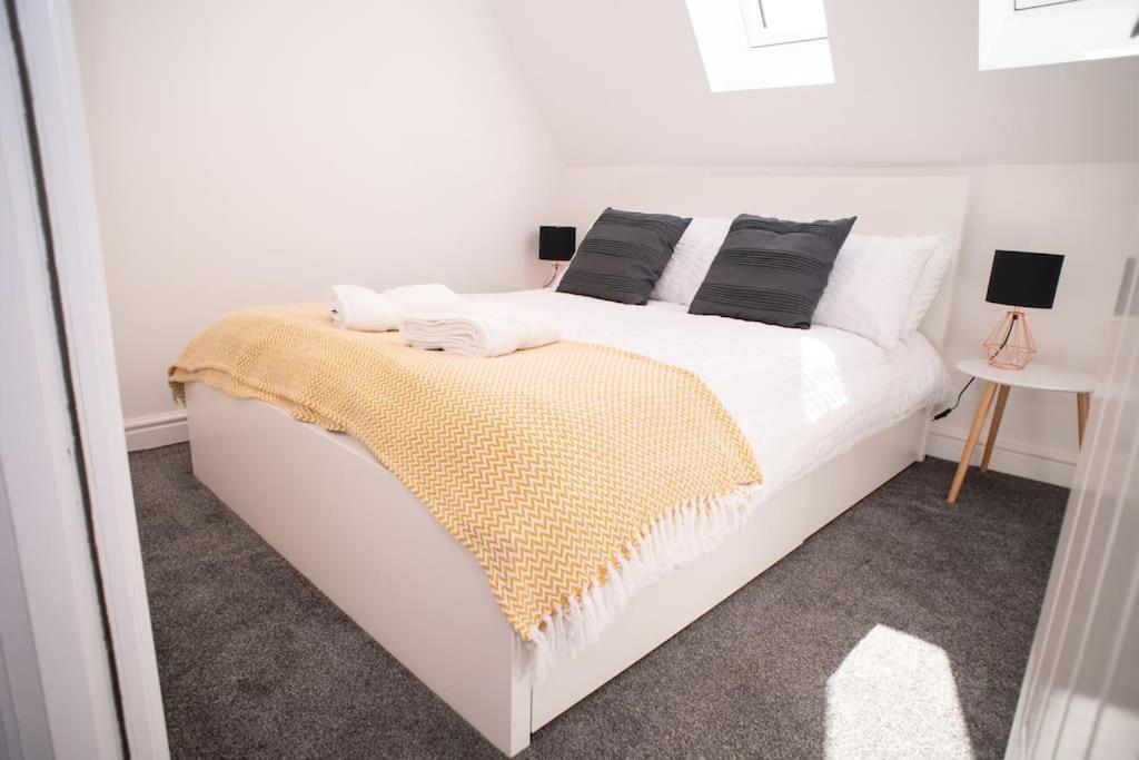 Orchid Lodge - Two Bed Generous Flat - Parking, Netflix, Wifi - Close To Blenheim Palace & Oxford - F4 Kidlington Dış mekan fotoğraf