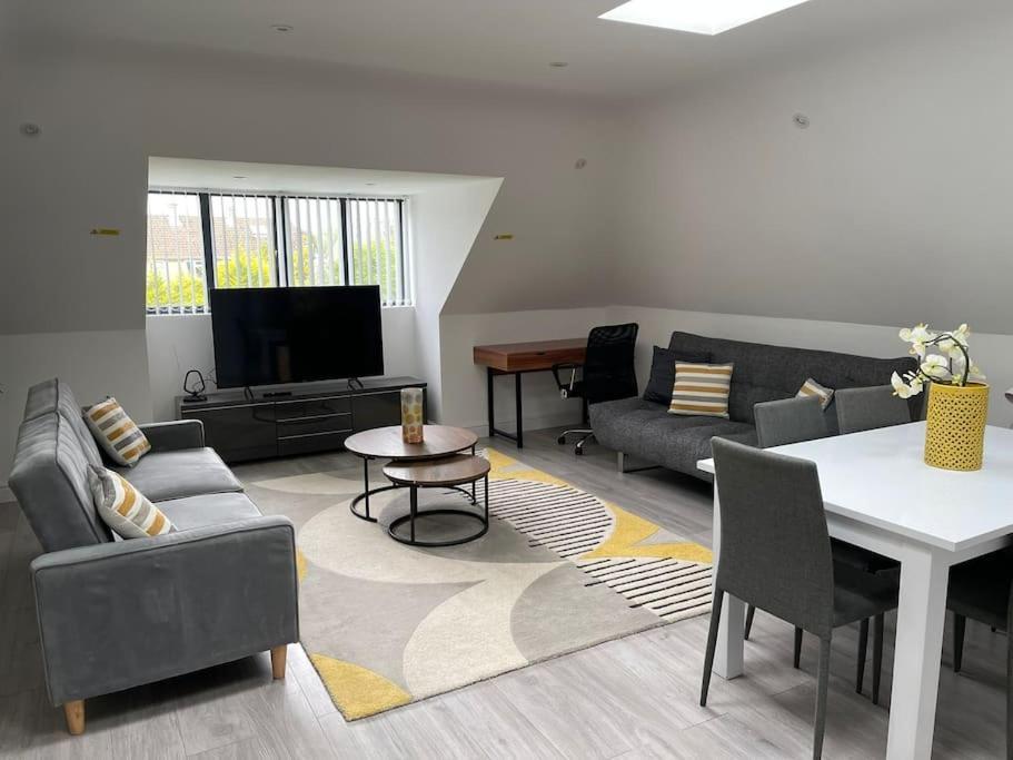 Orchid Lodge - Two Bed Generous Flat - Parking, Netflix, Wifi - Close To Blenheim Palace & Oxford - F4 Kidlington Dış mekan fotoğraf