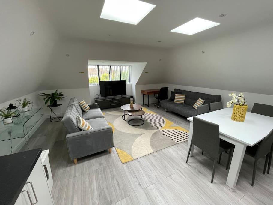 Orchid Lodge - Two Bed Generous Flat - Parking, Netflix, Wifi - Close To Blenheim Palace & Oxford - F4 Kidlington Dış mekan fotoğraf