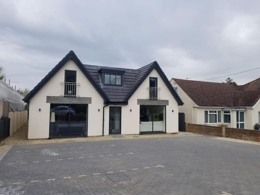 Orchid Lodge - Two Bed Generous Flat - Parking, Netflix, Wifi - Close To Blenheim Palace & Oxford - F4 Kidlington Dış mekan fotoğraf