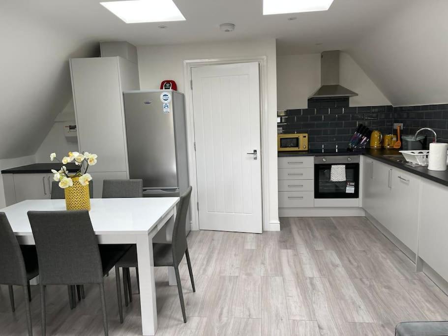 Orchid Lodge - Two Bed Generous Flat - Parking, Netflix, Wifi - Close To Blenheim Palace & Oxford - F4 Kidlington Dış mekan fotoğraf