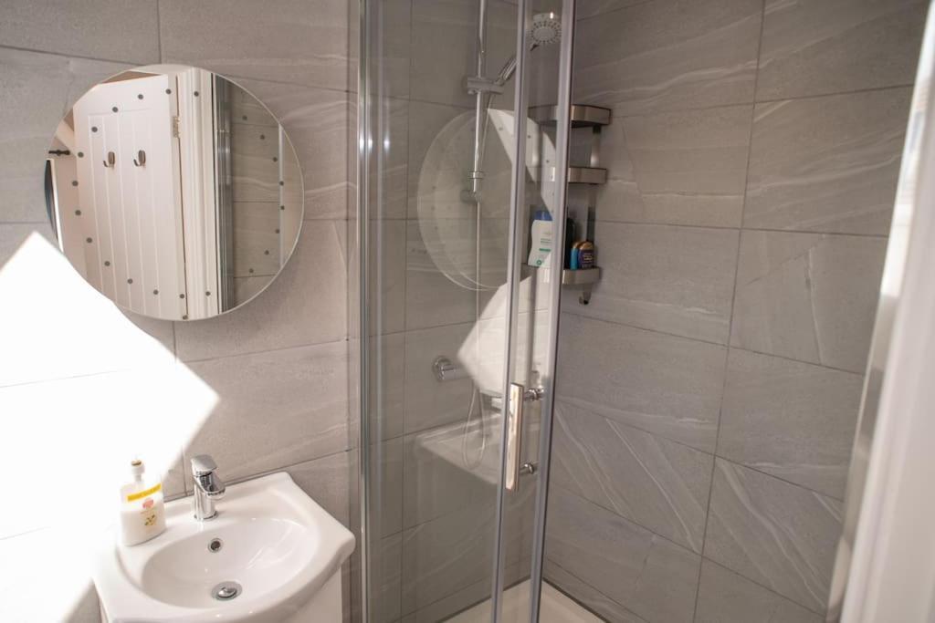 Orchid Lodge - Two Bed Generous Flat - Parking, Netflix, Wifi - Close To Blenheim Palace & Oxford - F4 Kidlington Dış mekan fotoğraf