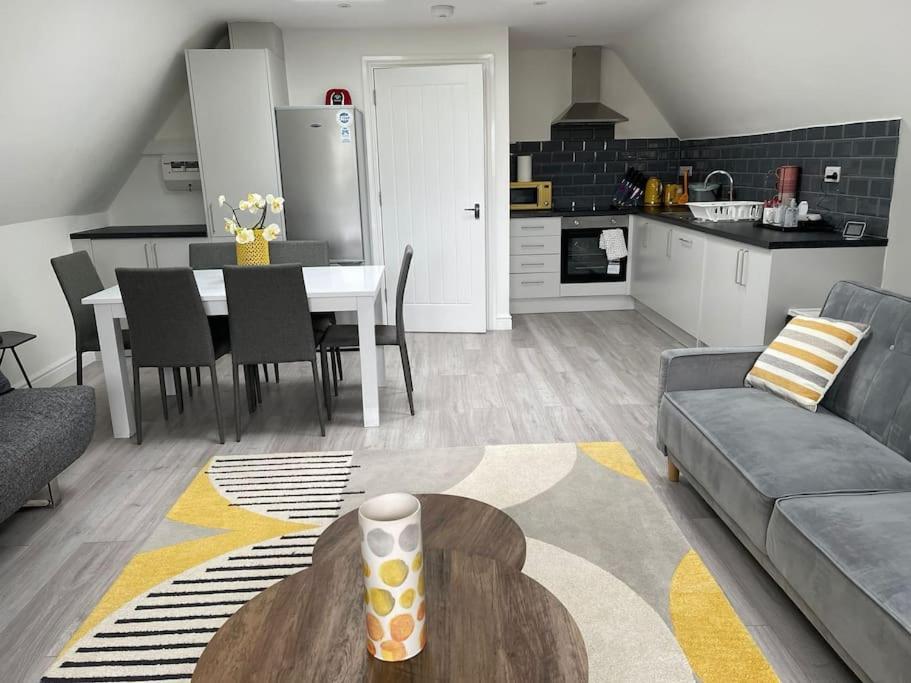 Orchid Lodge - Two Bed Generous Flat - Parking, Netflix, Wifi - Close To Blenheim Palace & Oxford - F4 Kidlington Dış mekan fotoğraf