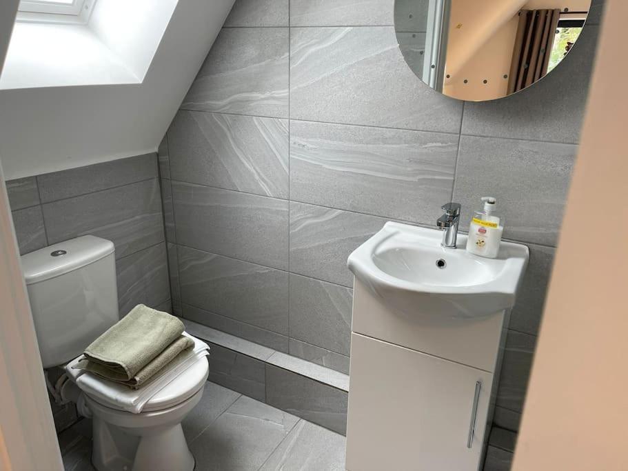 Orchid Lodge - Two Bed Generous Flat - Parking, Netflix, Wifi - Close To Blenheim Palace & Oxford - F4 Kidlington Dış mekan fotoğraf