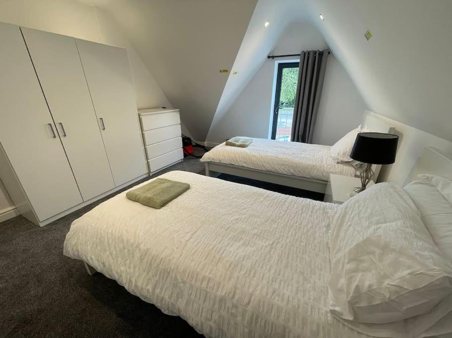 Orchid Lodge - Two Bed Generous Flat - Parking, Netflix, Wifi - Close To Blenheim Palace & Oxford - F4 Kidlington Dış mekan fotoğraf
