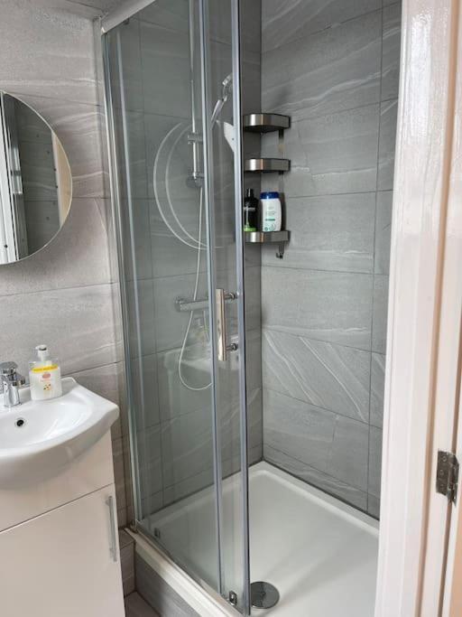 Orchid Lodge - Two Bed Generous Flat - Parking, Netflix, Wifi - Close To Blenheim Palace & Oxford - F4 Kidlington Dış mekan fotoğraf