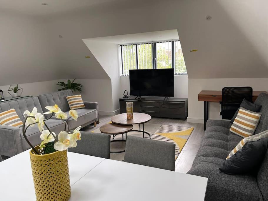 Orchid Lodge - Two Bed Generous Flat - Parking, Netflix, Wifi - Close To Blenheim Palace & Oxford - F4 Kidlington Dış mekan fotoğraf