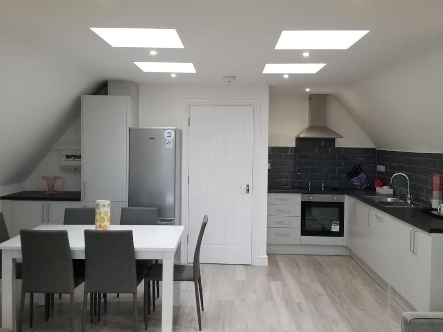 Orchid Lodge - Two Bed Generous Flat - Parking, Netflix, Wifi - Close To Blenheim Palace & Oxford - F4 Kidlington Dış mekan fotoğraf