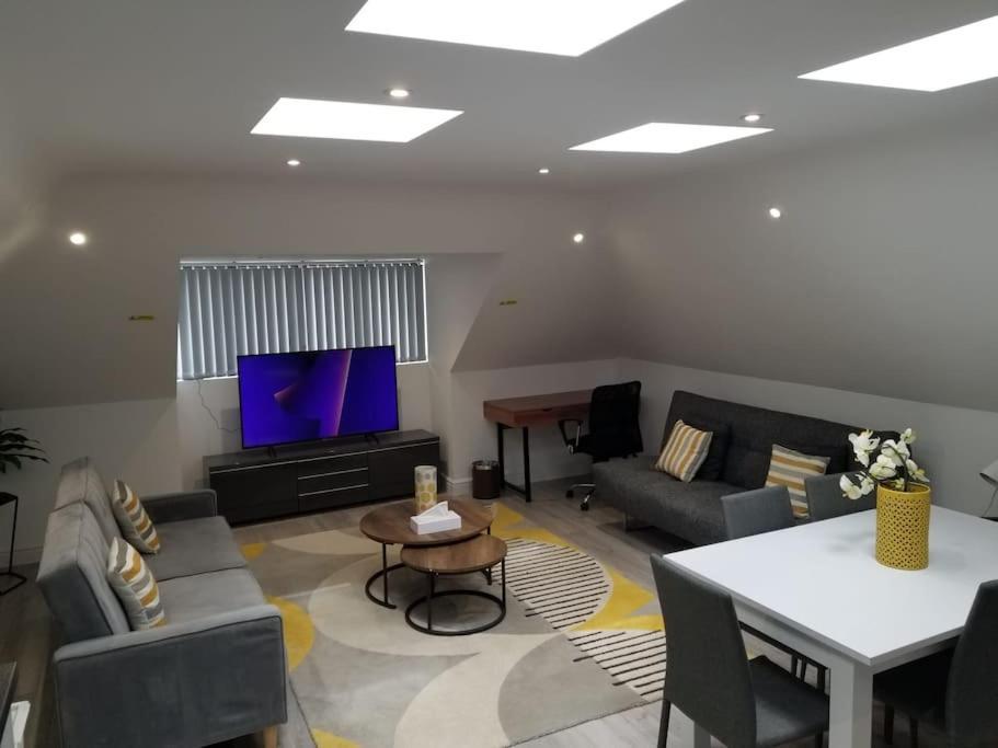 Orchid Lodge - Two Bed Generous Flat - Parking, Netflix, Wifi - Close To Blenheim Palace & Oxford - F4 Kidlington Dış mekan fotoğraf