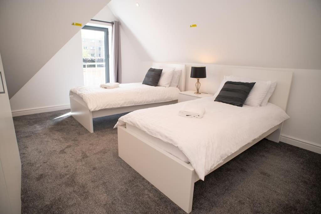 Orchid Lodge - Two Bed Generous Flat - Parking, Netflix, Wifi - Close To Blenheim Palace & Oxford - F4 Kidlington Dış mekan fotoğraf