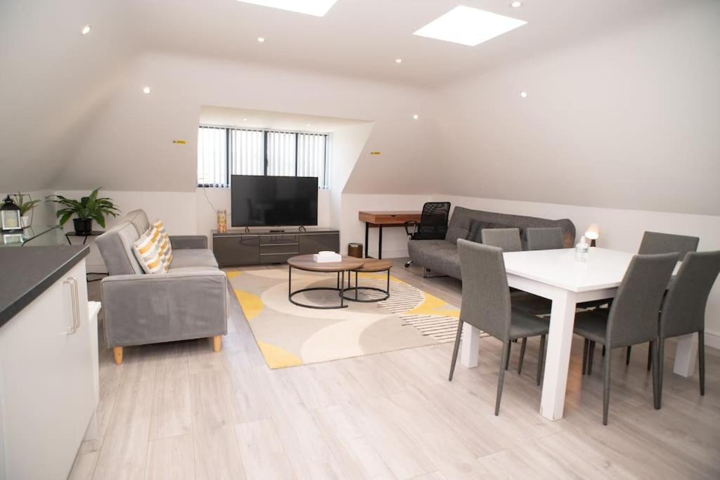 Orchid Lodge - Two Bed Generous Flat - Parking, Netflix, Wifi - Close To Blenheim Palace & Oxford - F4 Kidlington Dış mekan fotoğraf