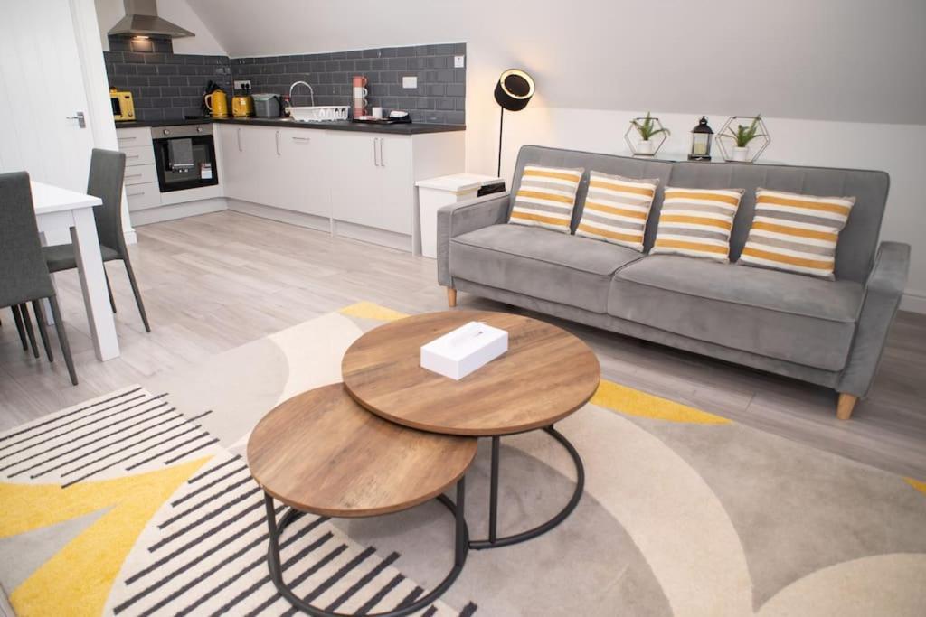 Orchid Lodge - Two Bed Generous Flat - Parking, Netflix, Wifi - Close To Blenheim Palace & Oxford - F4 Kidlington Dış mekan fotoğraf