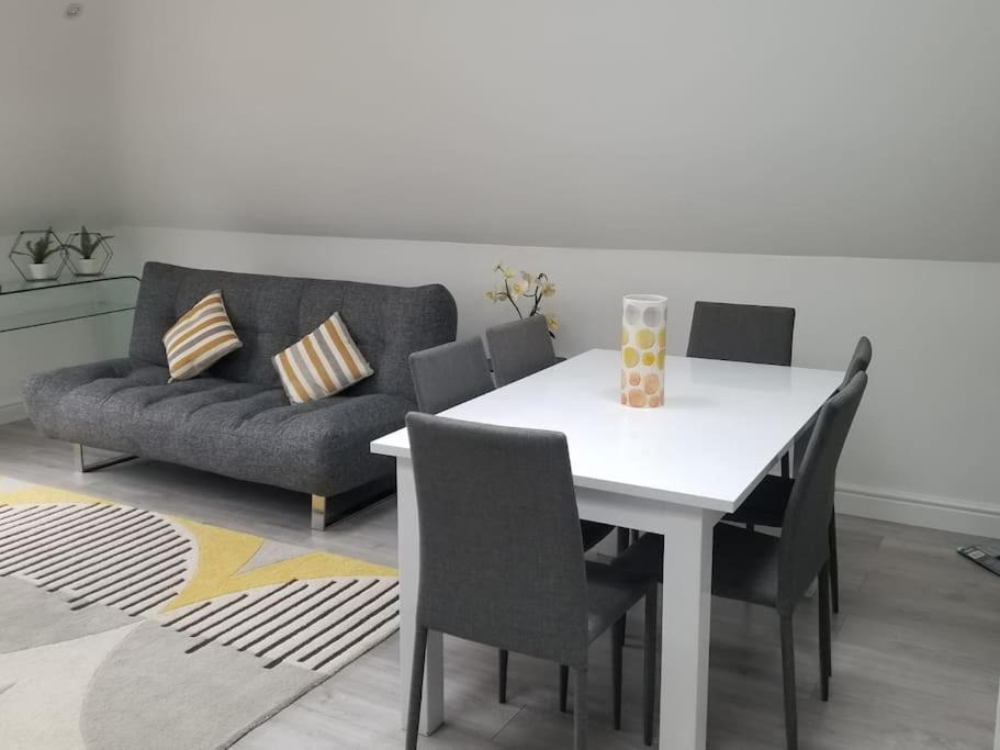 Orchid Lodge - Two Bed Generous Flat - Parking, Netflix, Wifi - Close To Blenheim Palace & Oxford - F4 Kidlington Dış mekan fotoğraf