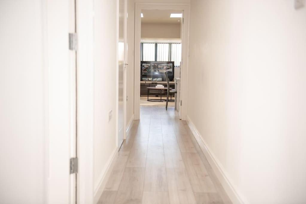 Orchid Lodge - Two Bed Generous Flat - Parking, Netflix, Wifi - Close To Blenheim Palace & Oxford - F4 Kidlington Dış mekan fotoğraf