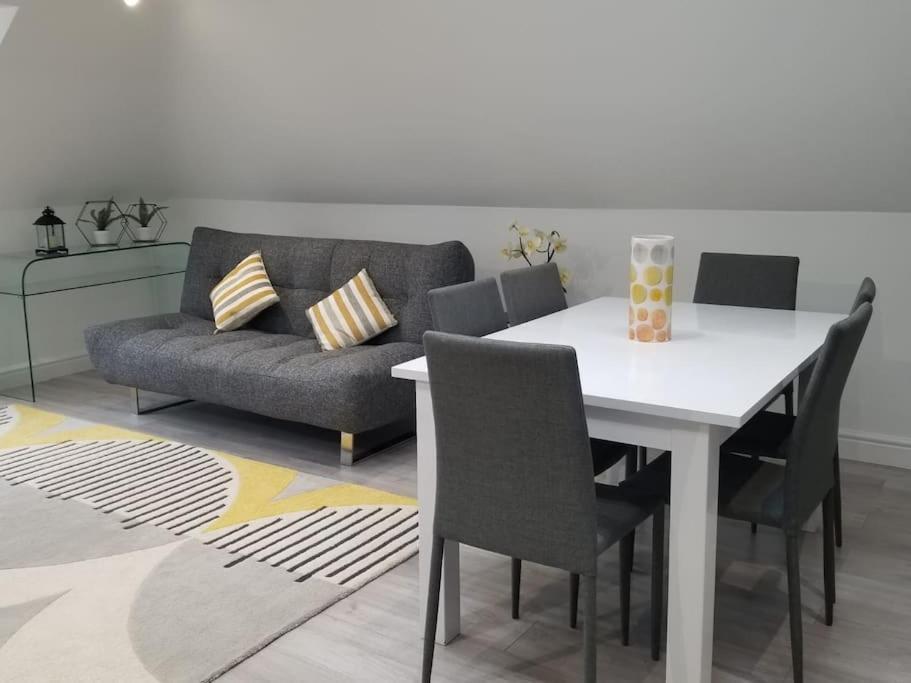 Orchid Lodge - Two Bed Generous Flat - Parking, Netflix, Wifi - Close To Blenheim Palace & Oxford - F4 Kidlington Dış mekan fotoğraf